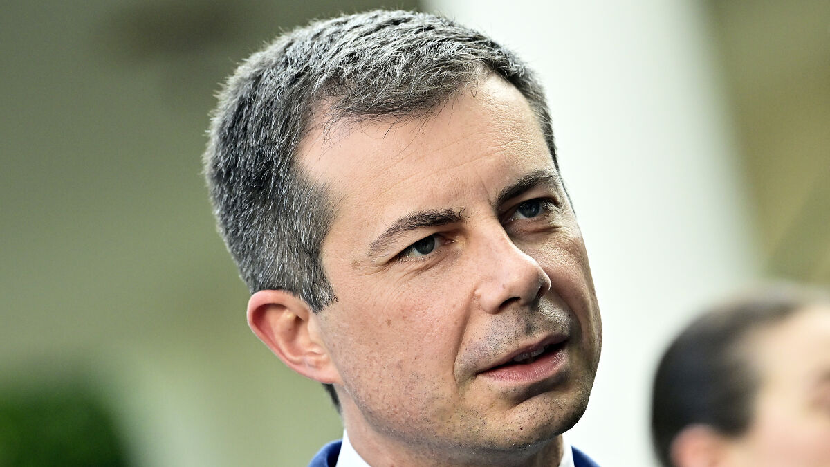 Pete Buttigieg speaking outdoors with a blurred background, highlighting the 2028 Democratic primary poll lead.